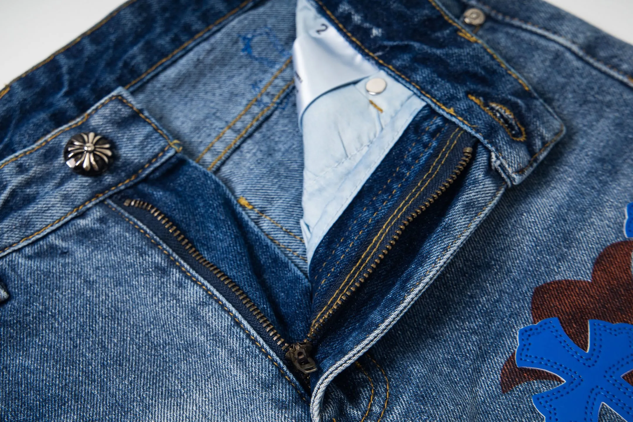 P260 Chrome Hearts washed graffiti blue cross couple jeans are a hot trend this season and are sought after by countless celebrities and fashionistas. The neat details of the cutting process add color to the playful fashion! The neat and meticulous design, and the well-fitting structure is unique. The upper body not only has outstanding recognition, but also looks younger and younger. A style with the ultimate wearing meaning and performance, gorgeous color matching, and the craftsmanship of this style is also extremely extraordinary. After the finished product is washed, it is disassembled and hand-made with sheepskin cross leather and then spliced ​​together to complete. The whole piece has too many craftsmanship to describe. It is decorated with patchwork cross flowers and high-waisted washed jeans! ! Absolutely high-end luxury product, a god-level single product, a super popular product, made by top heavy industry, a magic weapon that cannot be missed to hit the streets. Style number: 1834# Size: 28 30 32 34 Color: blue